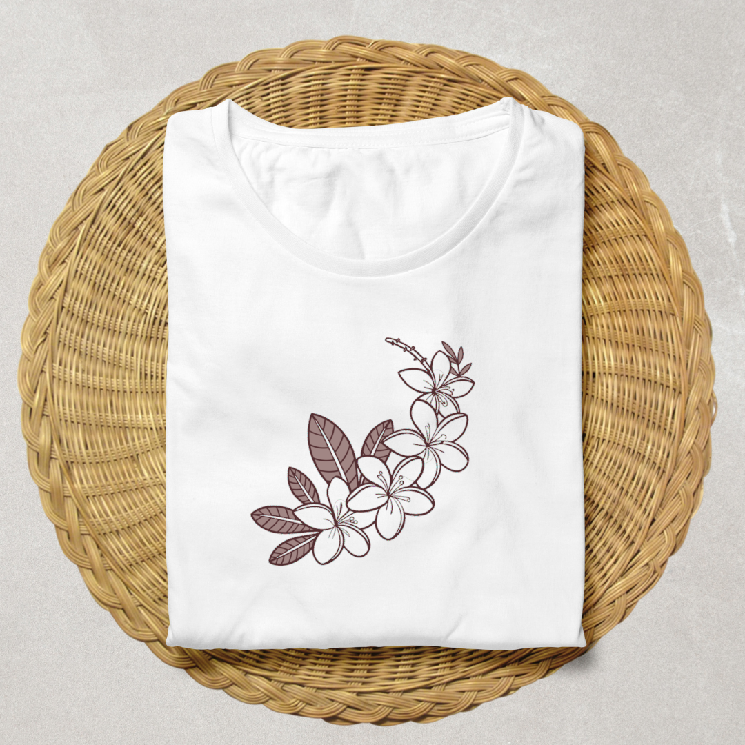 T-shirt orné de fleurs tropicales vibrantes dans un style estival et élégant