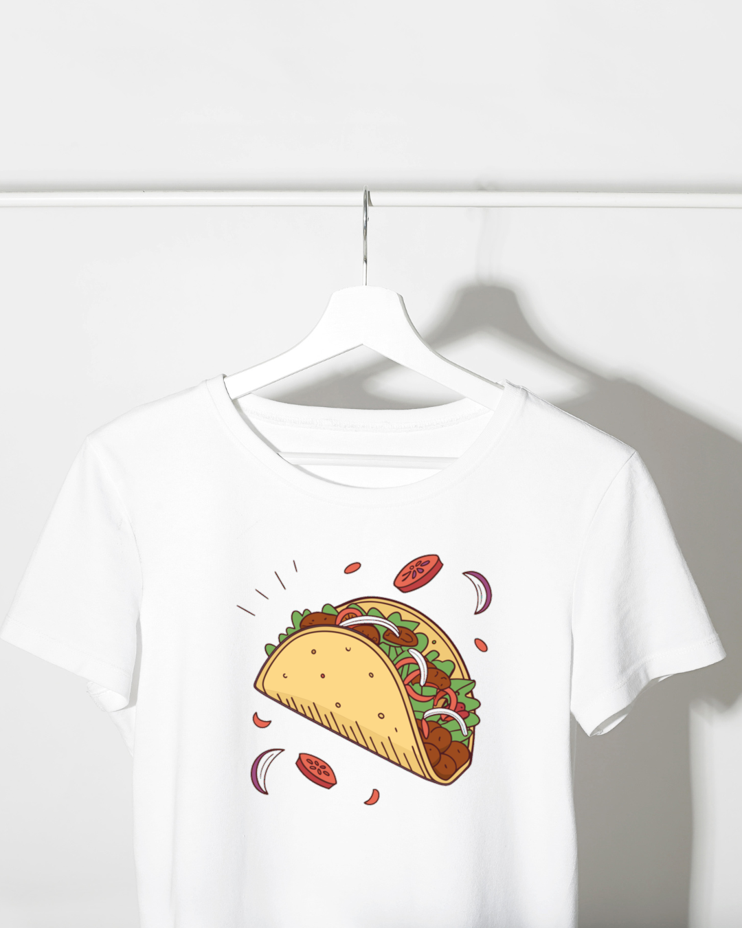 T-shirt au design coloré mettant en scène un taco sauté graphique et stylisé