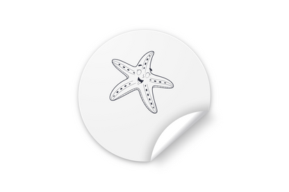 Sticker marin avec étoile de mer souriante en doodle sur fond océanique