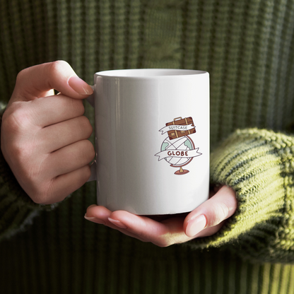 Mug décoré d'une valise et d'un globe évoquant l'esprit d'aventure et de voyage