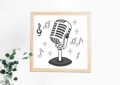 Cadre en bois mettant en valeur un microphone rétro avec un design minimaliste musical