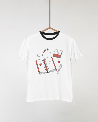 T-shirt avec carnet en étoile doux et vectoriel sur fond scolaire