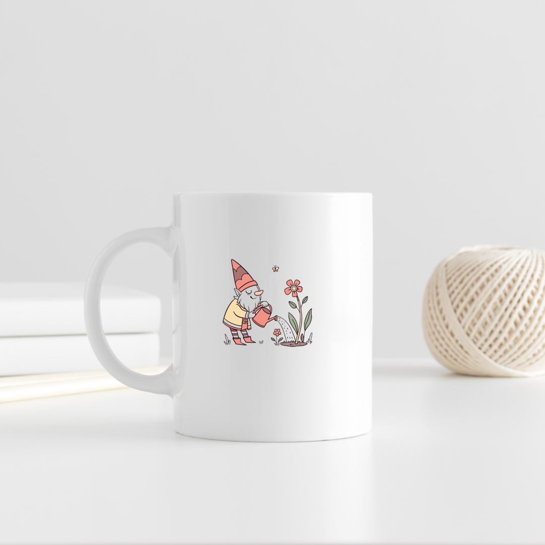 Mug avec nain de jardin arrosant, ambiance magique et détaillée