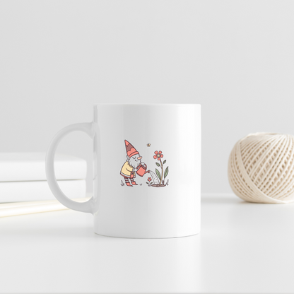 Mug avec nain de jardin arrosant, ambiance magique et détaillée