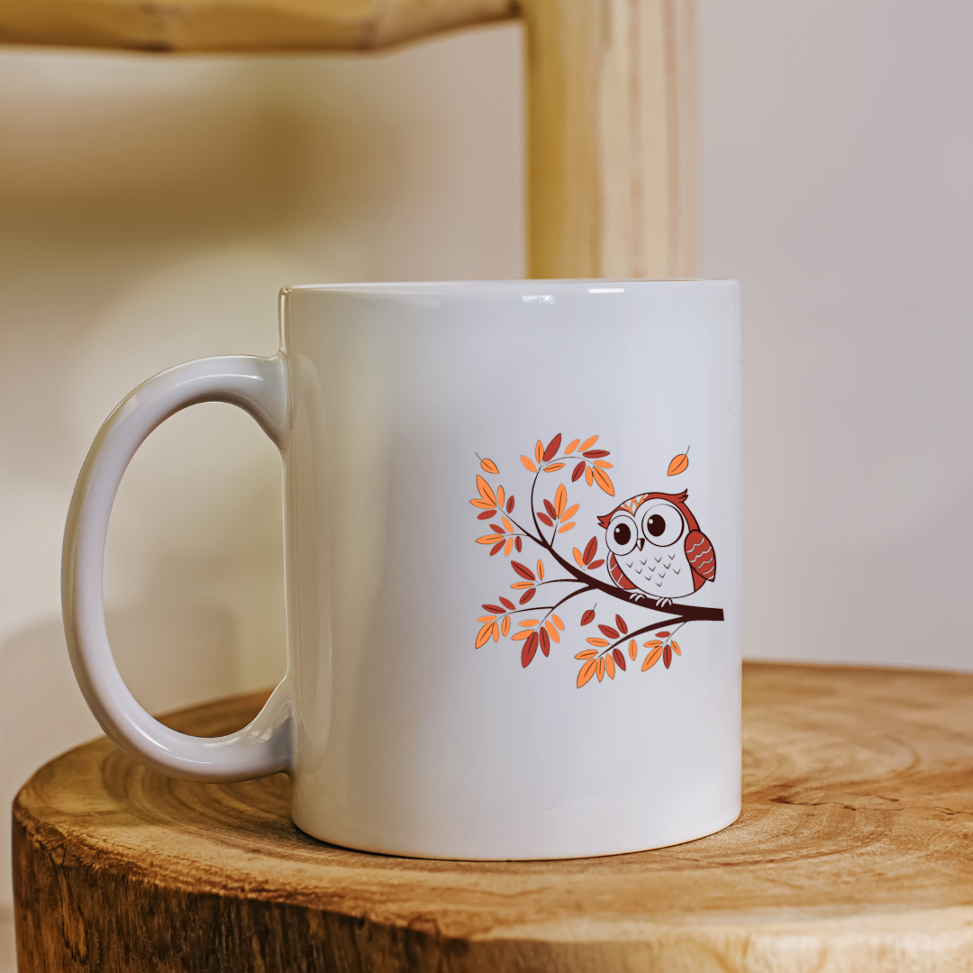 Mug avec hibou vintage posé sur une branche capturant l'essence de l'automne