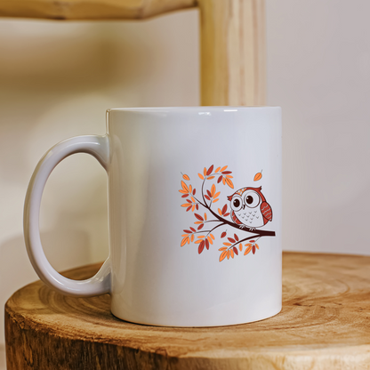 Mug avec hibou vintage posé sur une branche capturant l'essence de l'automne