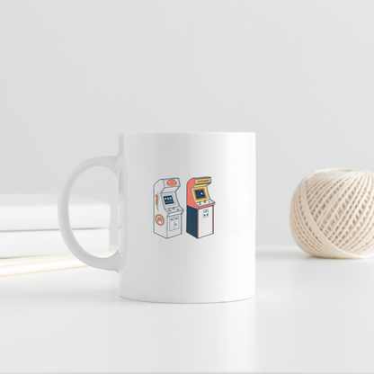 Design de bornes d'arcade sur mug, idéal pour cadeaux.