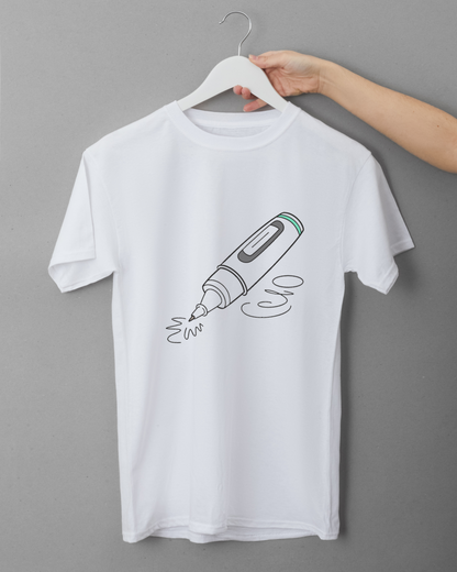 T-shirt élégant avec un dessin minimaliste de stylo à encre sur fond clair