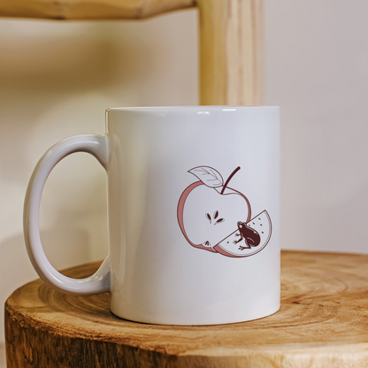 Mug orné d'une grenouille curieuse style doodle avec une pomme croquée
