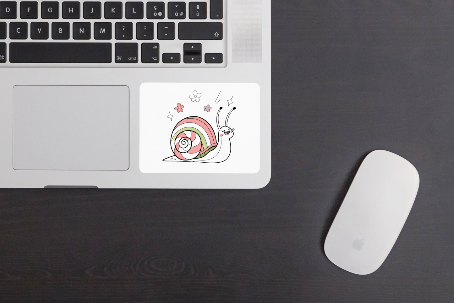 Sticker coloré représentant un escargot joyeux dans une ambiance printanière
