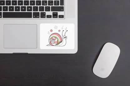 Sticker coloré représentant un escargot joyeux dans une ambiance printanière