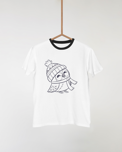 T-shirt avec une chouette joyeuse en hiver dans un design cartoon charmant