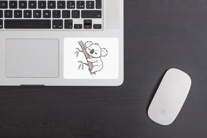 Sticker avec design koala grimpant dans une ambiance douce et naturelle