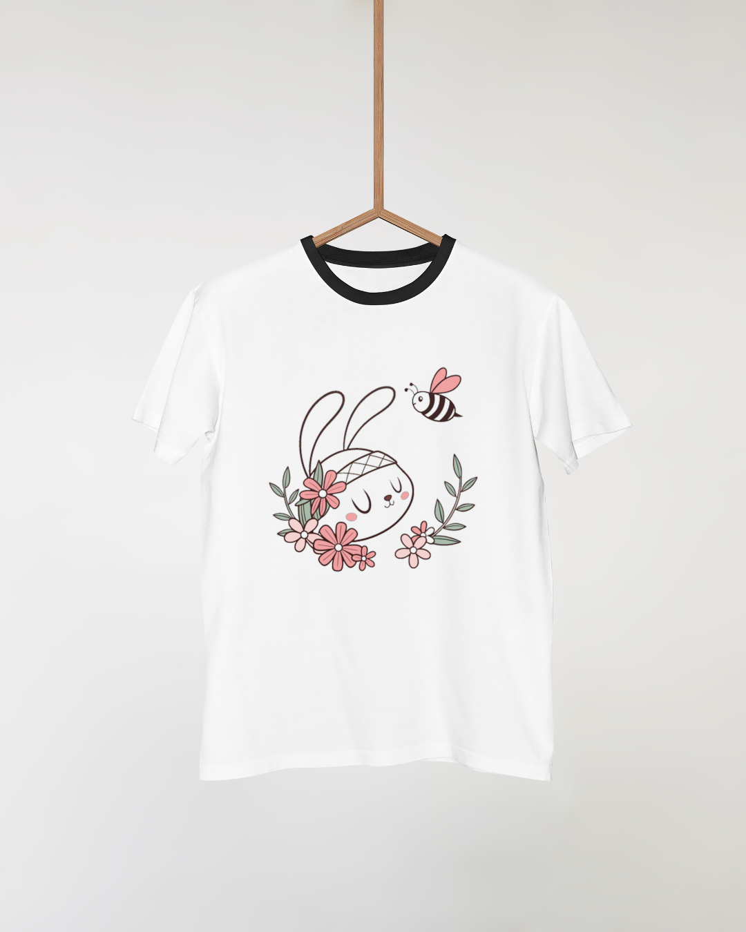 T-shirt kawaii avec lapin méditatif entouré de fleurs douces et naturelles