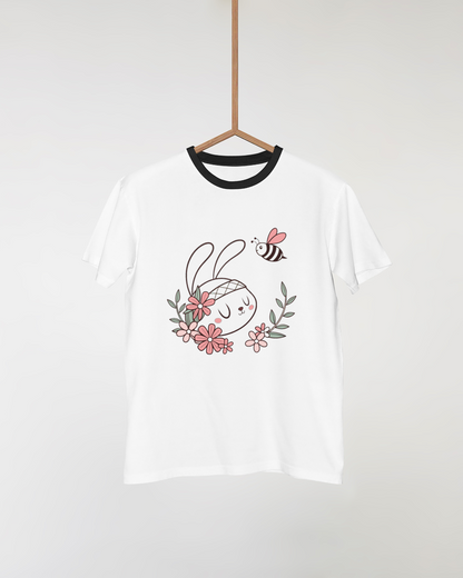 T-shirt kawaii avec lapin méditatif entouré de fleurs douces et naturelles