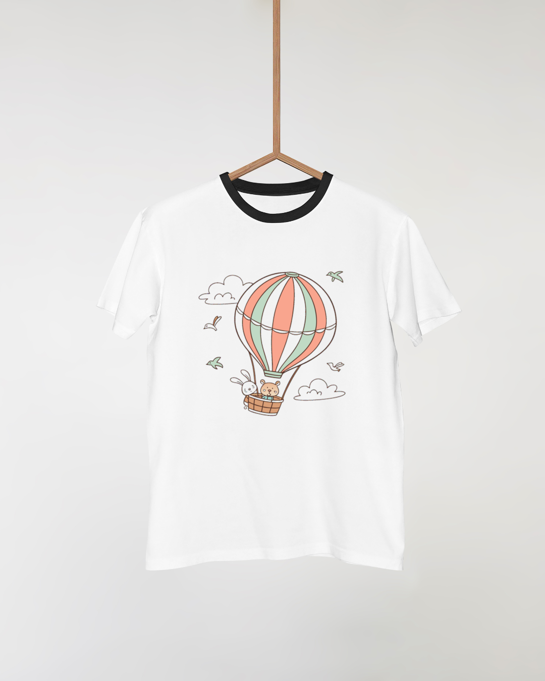 T-shirt avec lapin et ours dans une montgolfière pastel pour une touche d'aventure