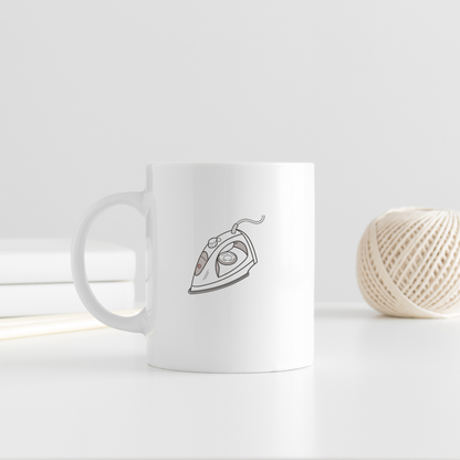 Mug avec motif contemporain minimaliste, fer à repasser iconique, style épuré