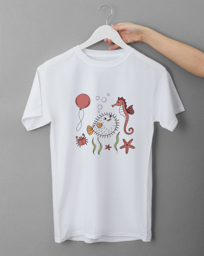 T-shirt bleu avec doodle de poisson-globe joyeux pour ambiance marine décontractée
