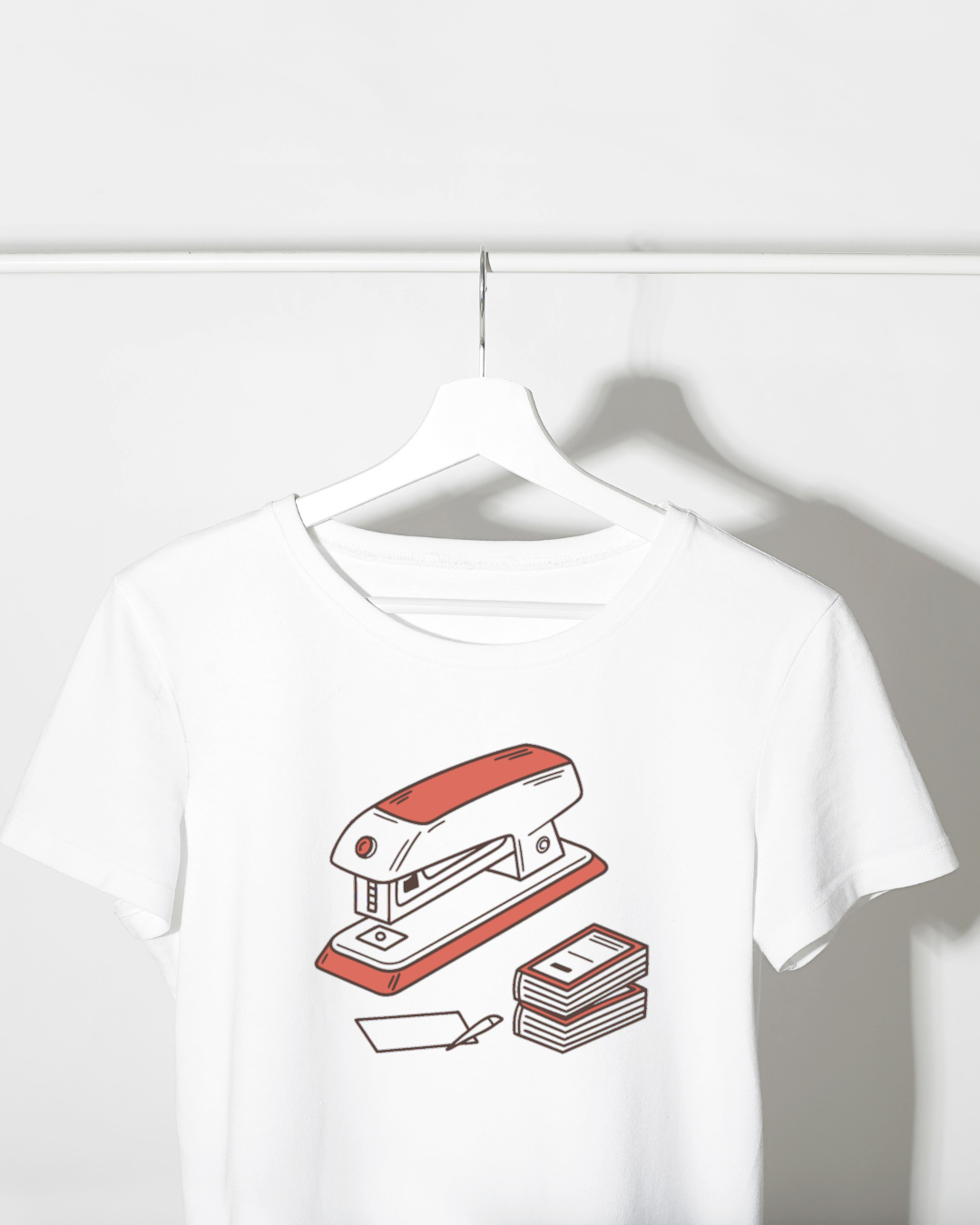 Design d'une agrafeuse rétro en action sur un t-shirt style doodle kreatif et original