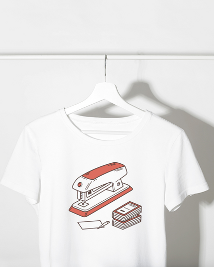 Design d'une agrafeuse rétro en action sur un t-shirt style doodle kreatif et original