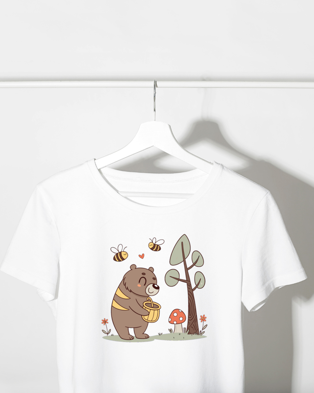 T-shirt avec ours joyeux entouré d'abeilles dans une forêt enchantée
