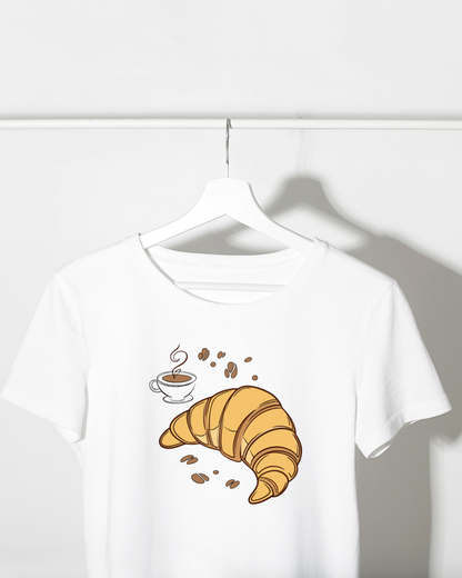 T-shirt style doodle avec croissant et café parfait pour un thème matinal doux