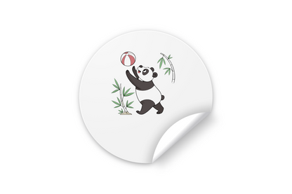 Sticker avec panda adorable jouant avec une balle dans un style kawaii et naturel