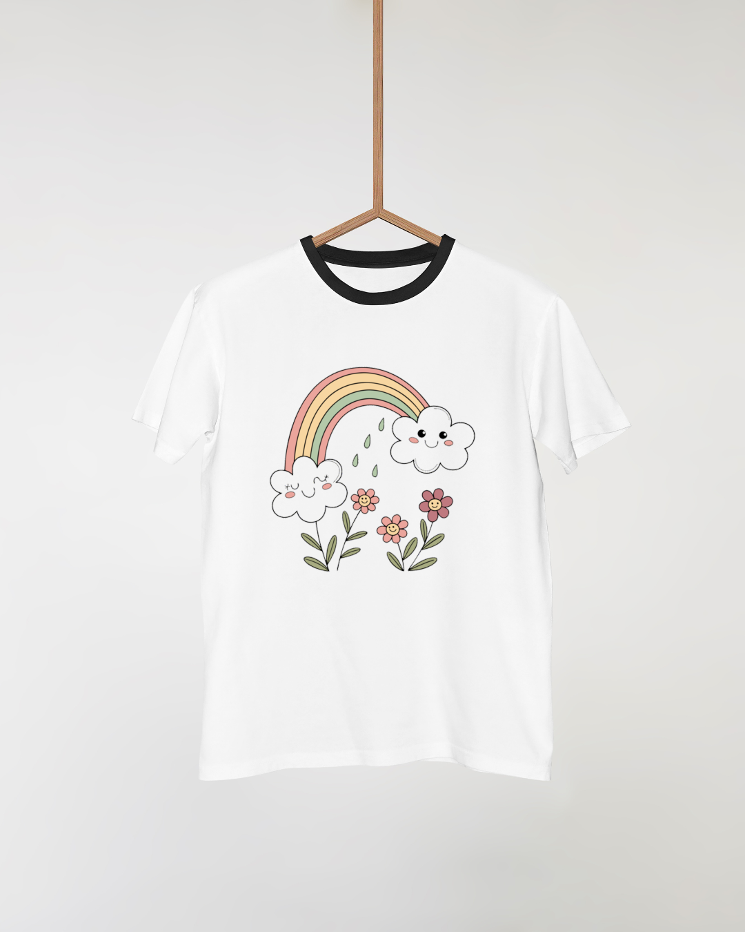 T-shirt joyeux avec nuages et arc-en-ciel pastel pour une touche printanière