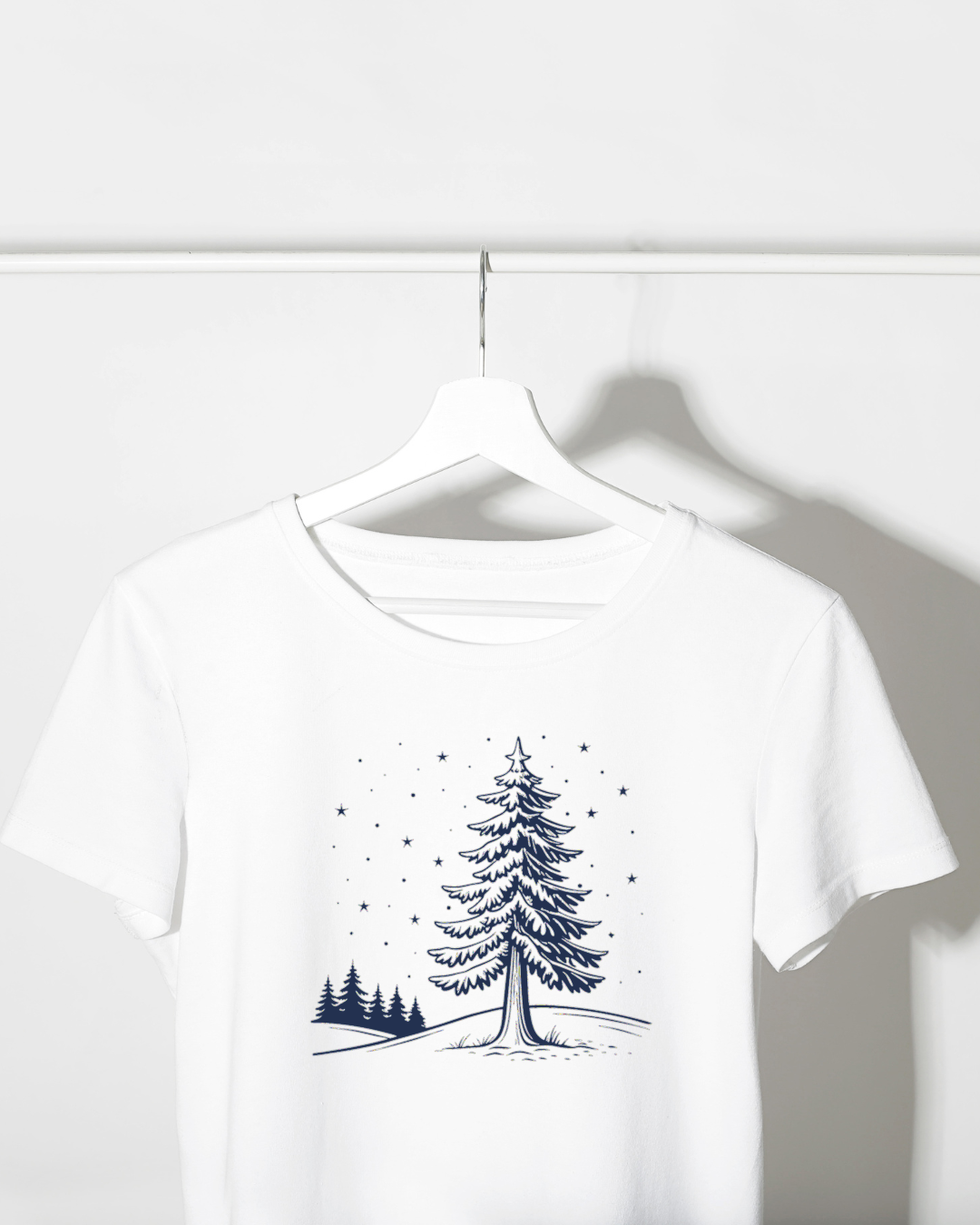 T-shirt blanc avec doodle sapin neigeux étincelant pour un look hivernal festif