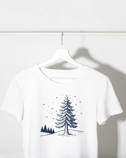T-shirt blanc avec doodle sapin neigeux étincelant pour un look hivernal festif