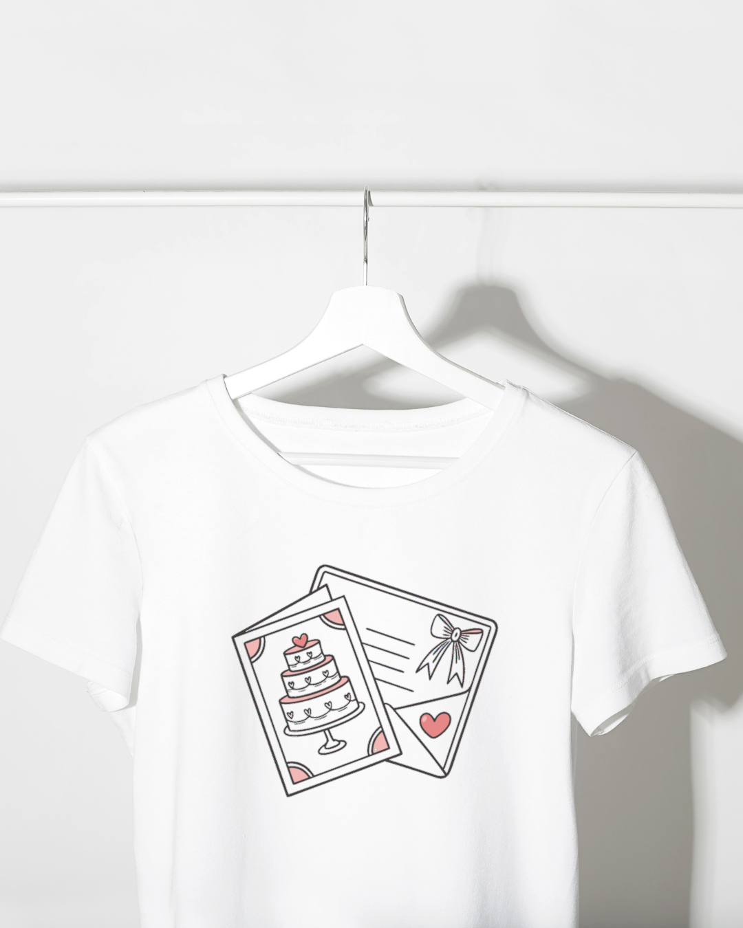 Design d'invitation de mariage appliqué sur un t-shirt