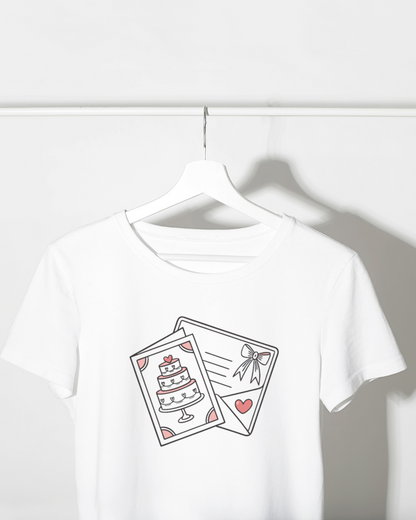 Design d'invitation de mariage appliqué sur un t-shirt