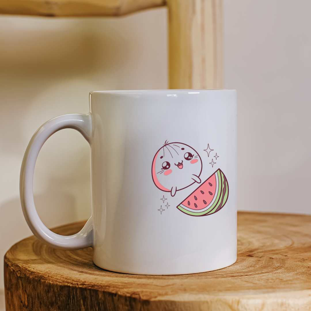 Mug décoré style kawaii avec petit bao joyeux et pastèque sur fond estival