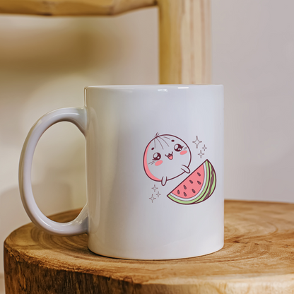Mug décoré style kawaii avec petit bao joyeux et pastèque sur fond estival