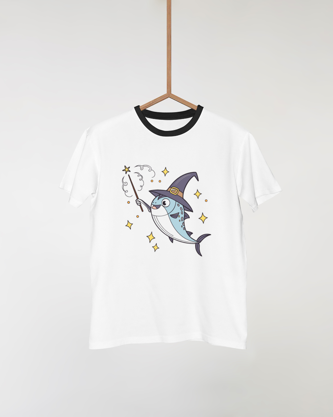 T-shirt avec un poisson cartoon magique au thème Halloween sophistiqué et amusant
