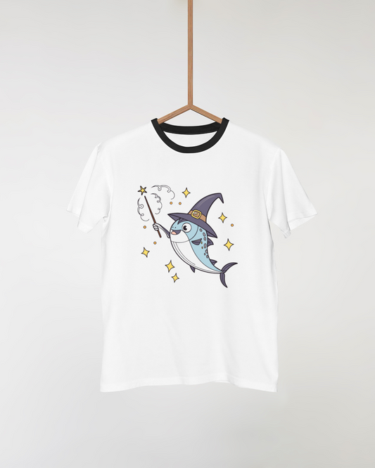 T-shirt avec un poisson cartoon magique au thème Halloween sophistiqué et amusant