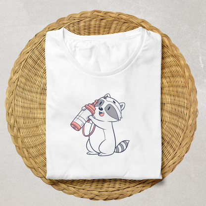 T-shirt avec un raton laveur joyeux portant une bouteille dans un style kawaii nature