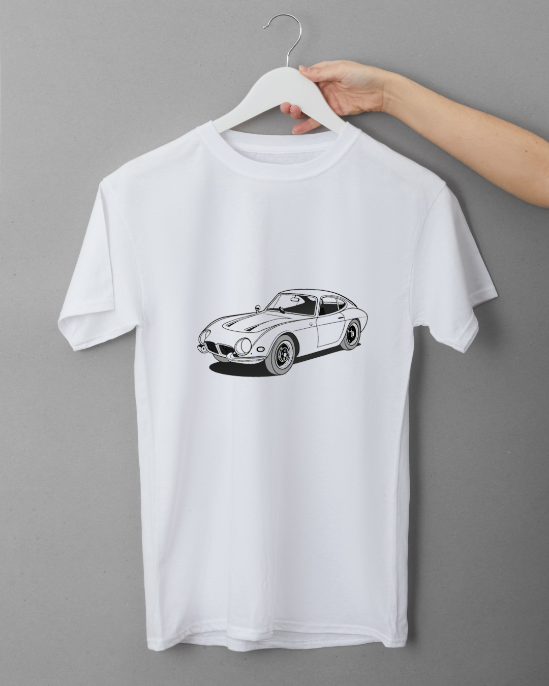 T-shirt orné d'une voiture rétro, fusionnant style classique et modernité.