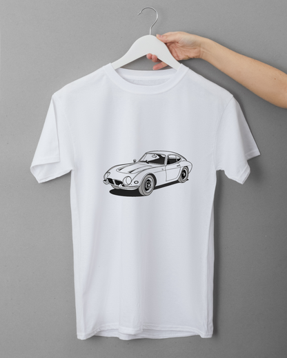 T-shirt orné d'une voiture rétro, fusionnant style classique et modernité.
