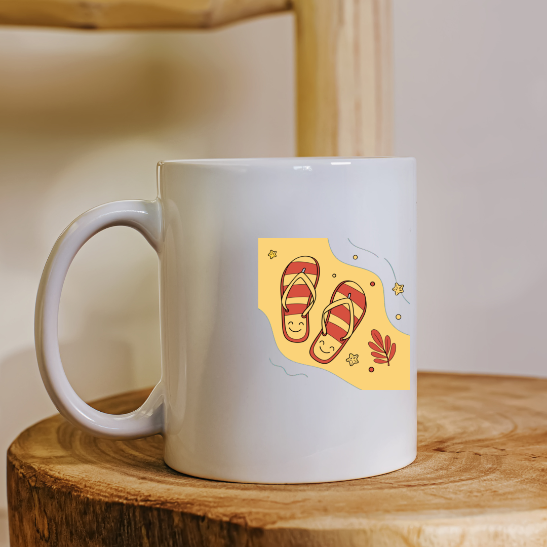 Mug décoré de tongs souriantes sur une plage en style décoratif d'été