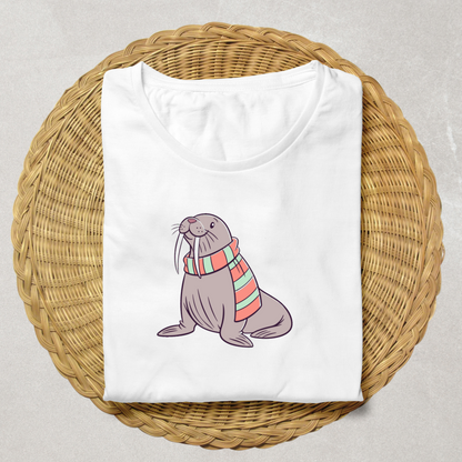 Un t-shirt d'hiver cosy avec un morse portant une écharpe colorée