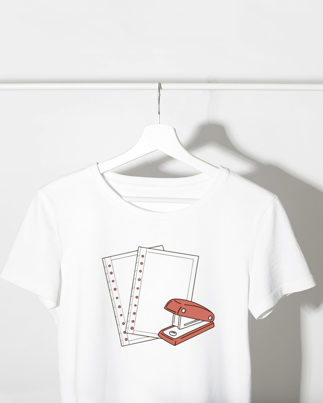 T-shirt vectoriel avec agrafeuse de bureau activement représentée