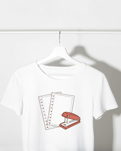 T-shirt vectoriel avec agrafeuse de bureau activement représentée