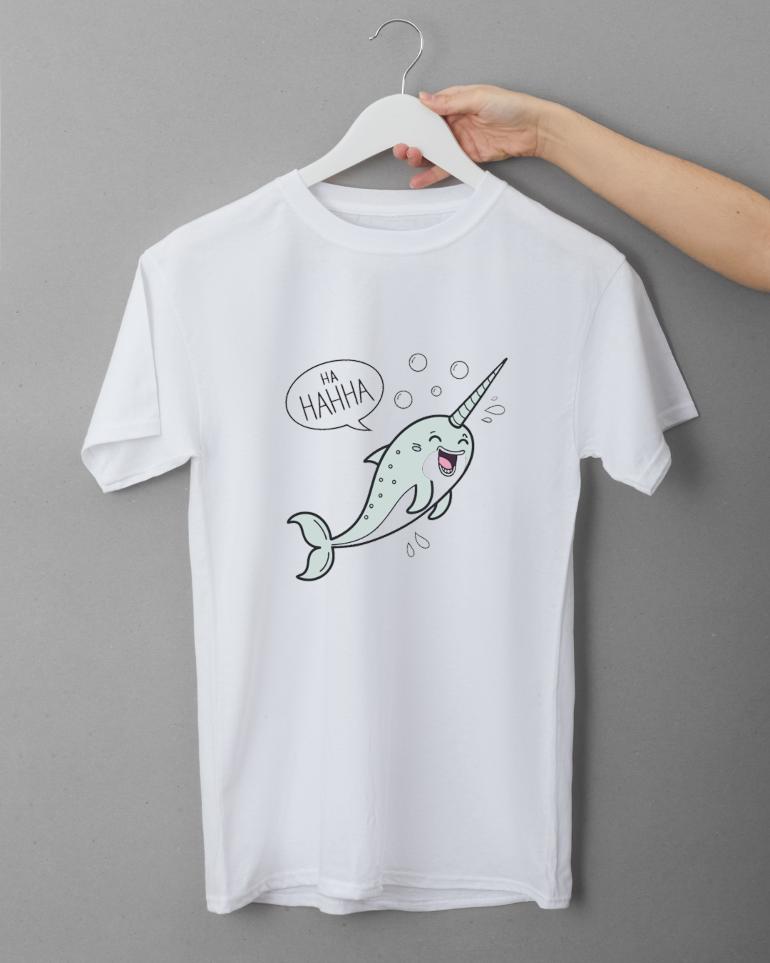 T-shirt décoratif au thème marin avec un narval rieur en nuances pastel