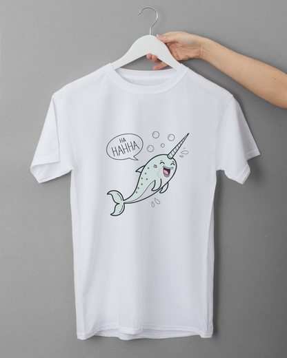 T-shirt décoratif au thème marin avec un narval rieur en nuances pastel