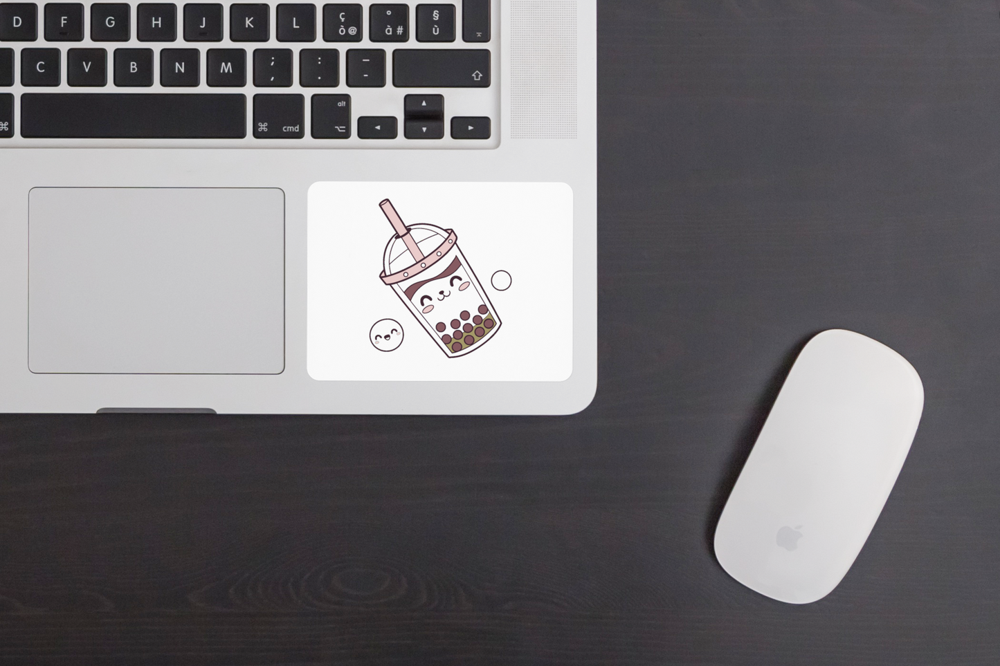 Sticker avec bubble tea joyeux en style kawaii posant sur table lumineuse