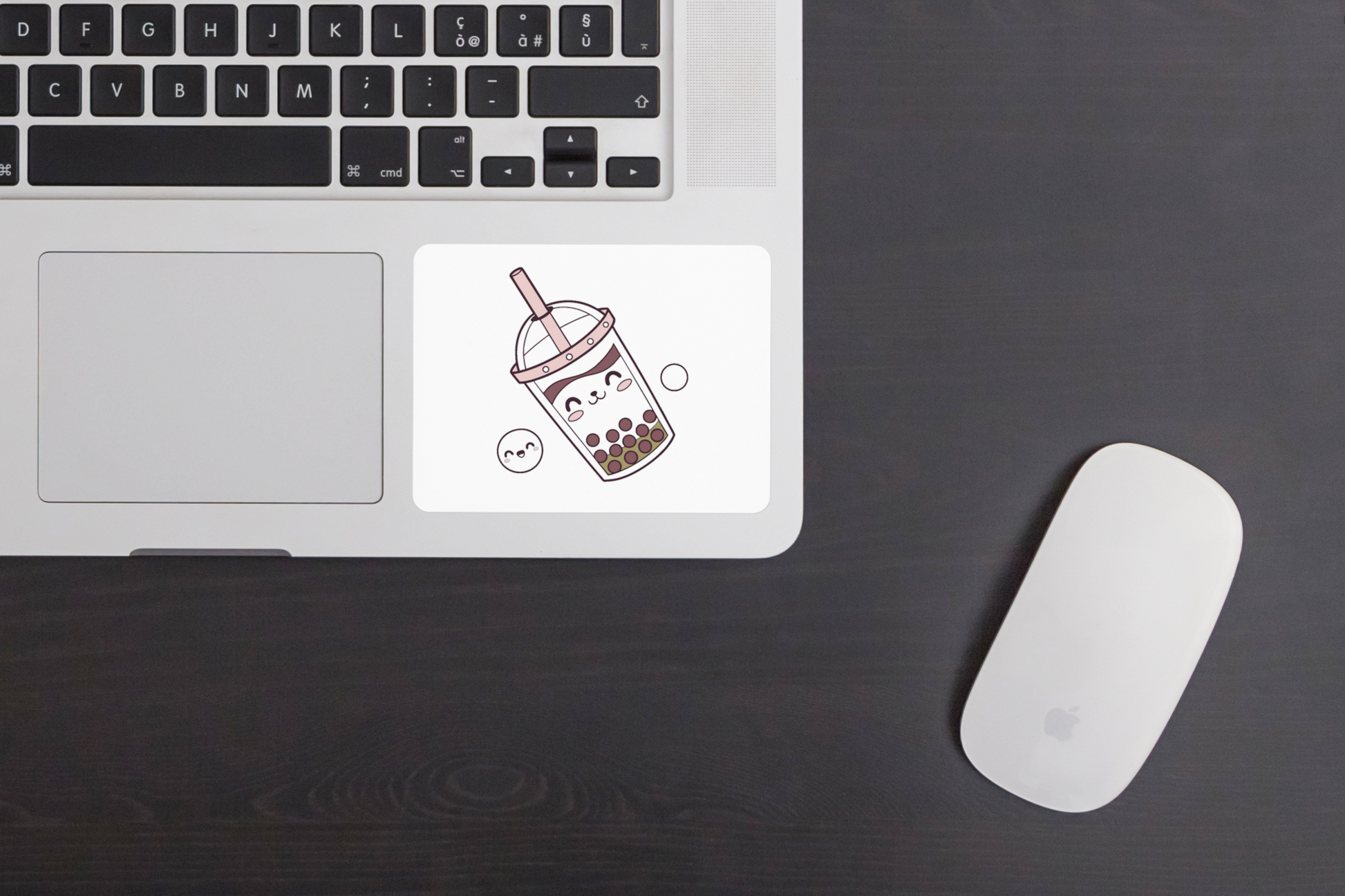 Sticker avec bubble tea joyeux en style kawaii posant sur table lumineuse