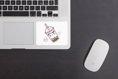 Sticker avec bubble tea joyeux en style kawaii posant sur table lumineuse