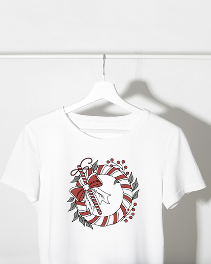 Design festif sur t-shirt avec couronne de Noël à rayures, style hivernal élégant