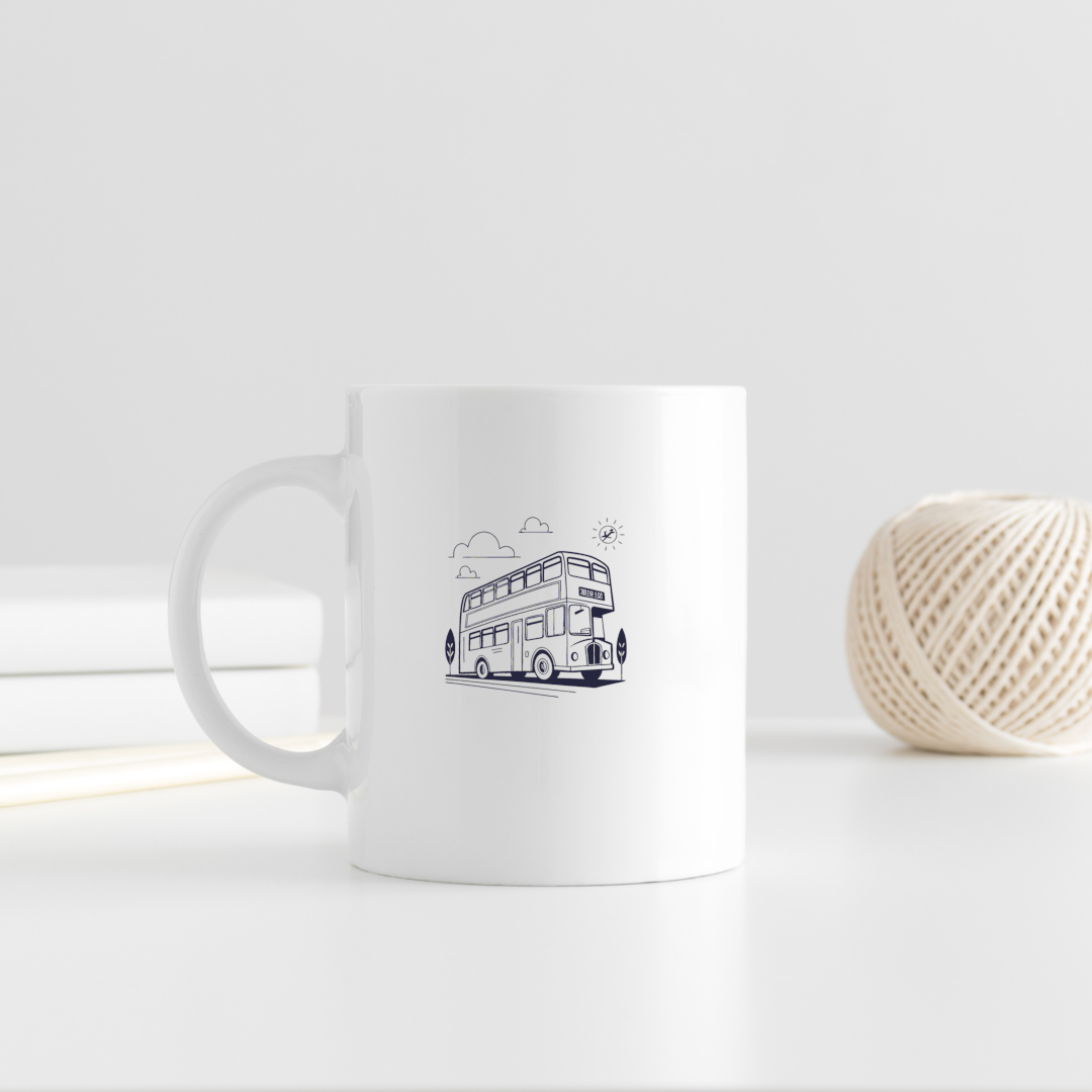 Mug blanc décoré d'un bus à impériale vintage monochrome style voyage rétro